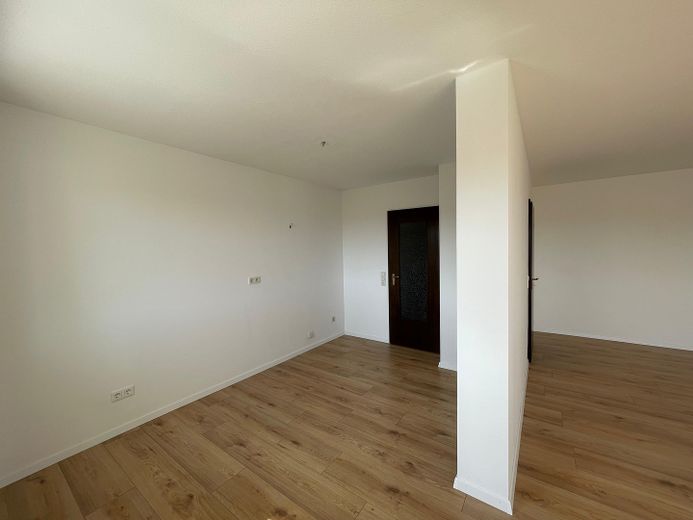 Renovierte 2-Zimmer-Wohnung mit modernem Bad, Balkon, Blick ins Grüne & Aufzug - provisionsfrei – Küche und Wohnzimmer
