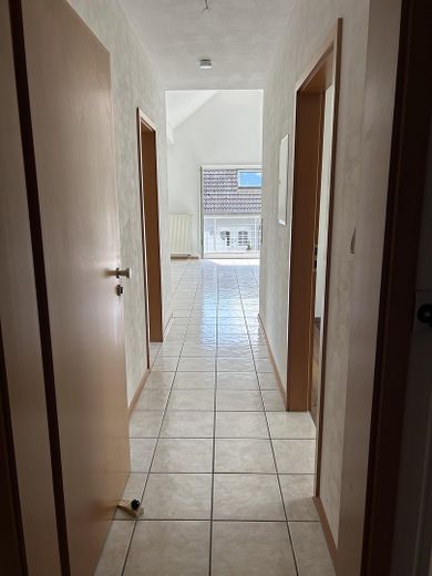 Schöne 2-Zi-Wohnung m.Balkon,Grün-& Blicklage,Kfz-Stellplatz,Keller.Am Schäfersberg-Niedernhausen – Blick auf Flur von Wohnungstür