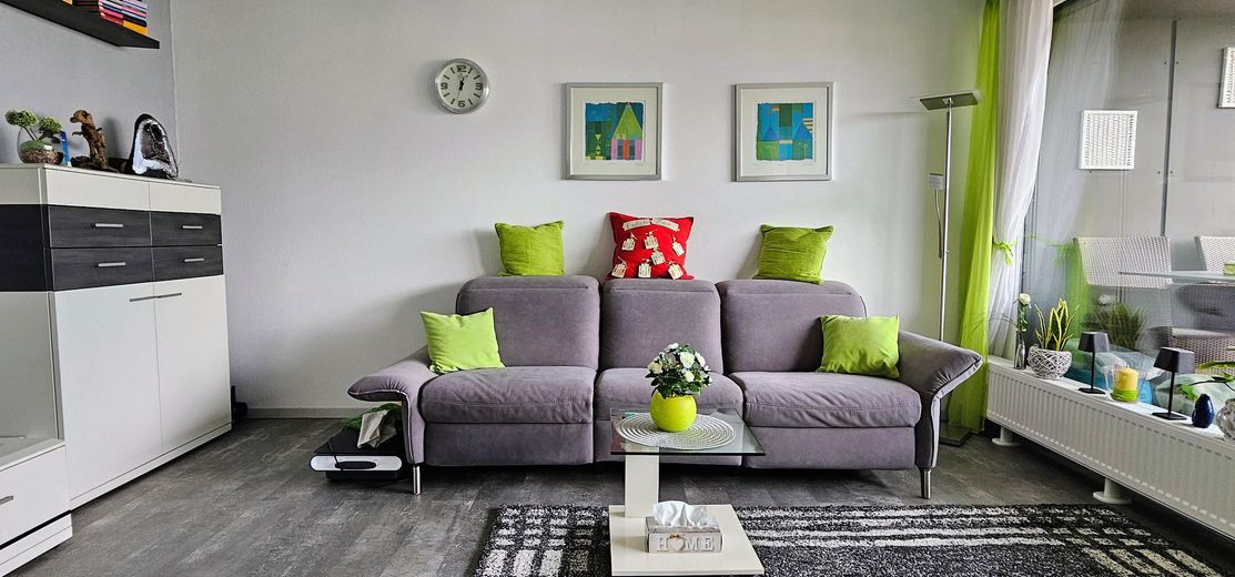 Zentrumsnahe, hochwertige, helle und ruhige 2 Zimmer Penthouse - Wohnung mit Aufzug – Sitzplatz Wohnzimmer