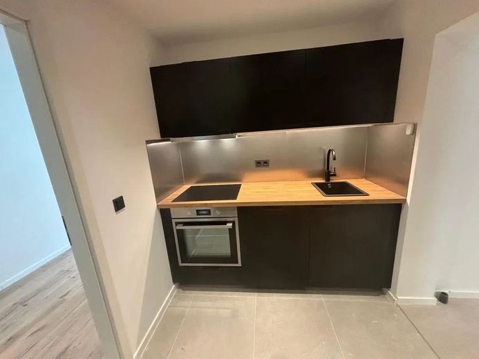 Möbliertes stylisches 20 m² Zimmer mit Balkon in guter Lage – Küche