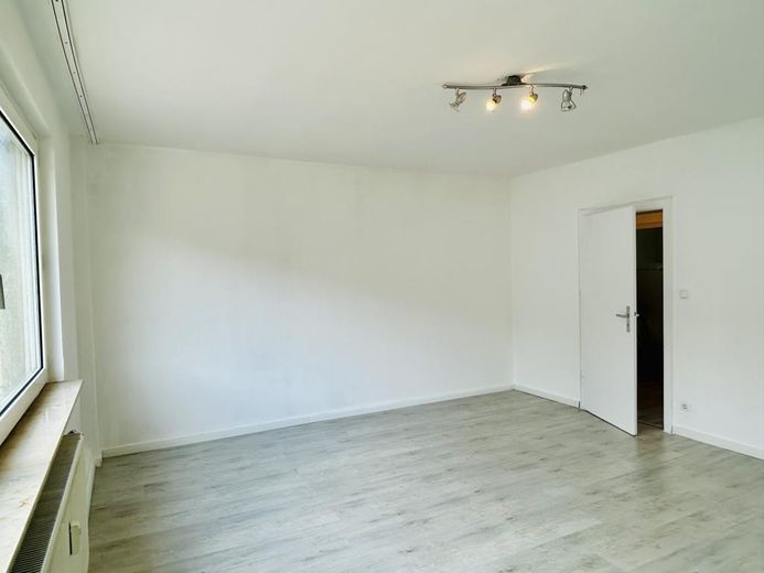 Attraktive, lichtdurchflutete 2,5-Zimmer-Wohnung mit Balkon – Wohnzimmer