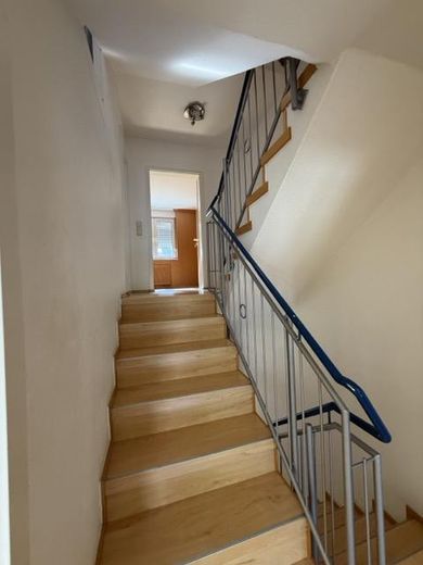 Modernes Familien-Reihenhaus in ruhiger Lage von Regensburg-Burgweinting – 2g_3i_4e_Treppenhaus unten