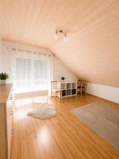 Großzügige 4-Zimmer-Maisonette Wohnung mit Hauscharakter, Garten und 2 Garagen – Zimmer 03