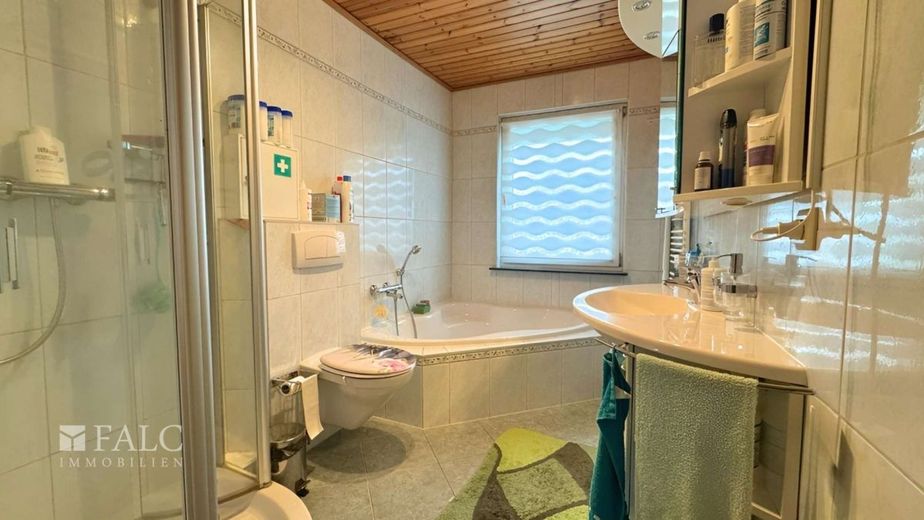 ***Viel Platz für Ihre Wohnideen - Doppelhaushälfte mit Wintergarten und großem Grundstück*** – Badezimmer