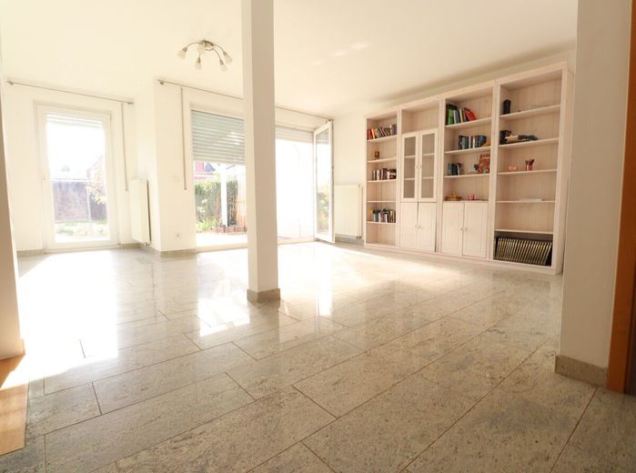Mörse + + viel Platz + + 5 Zimmer + +  2x Balkon + + Carport + + Keller – Wohnbereich