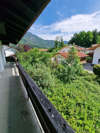 Großzügiges Wohnhaus mit viel Potenzial und in bester Lage – Großer überdachter Balkon