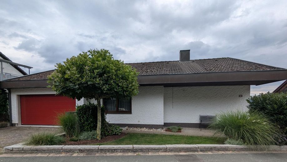 Nordseite mit Garage