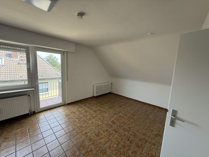 Helle 3-Zimmer-Wohnung mit schönem Ausblick in Hanau-Steinheim – Wohnzimmer Ansicht rechts