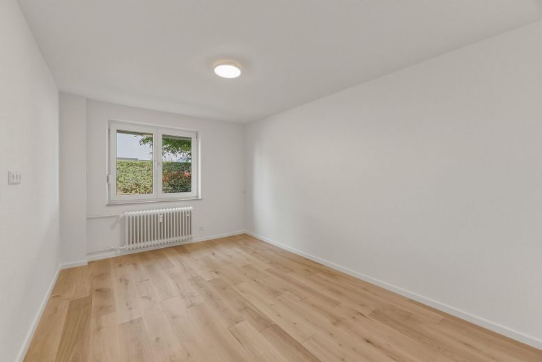 Jetzt die Ferienzeit nutzen! 3,5 Zi mit eigener Terrasse und extra Hobbyraum – Schlafzimmer 1