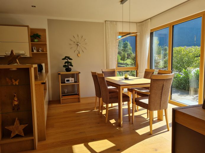 Detached house designed for two generations with mountain views in a sunny location – PRIVATE SALE – Essbereich EG
