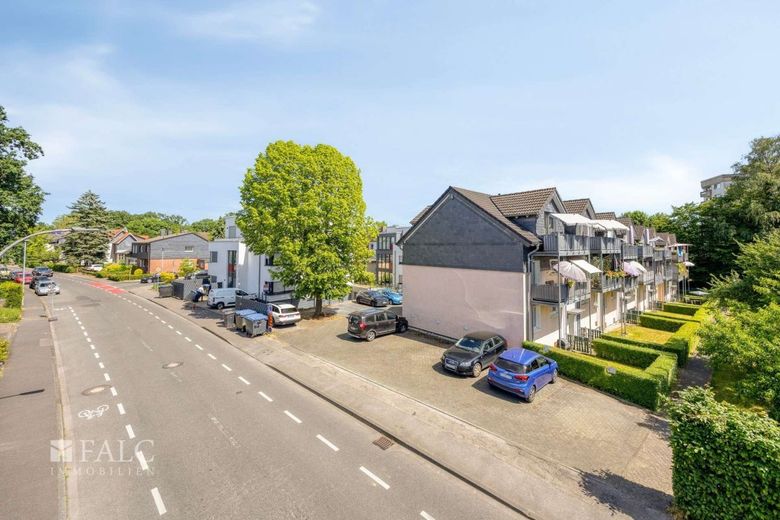Kapitalanlage mit Substanz, Rendite und Zukunftssicherheit in Bergisch Gladbach - Hand – Straßenverlauf am MFH