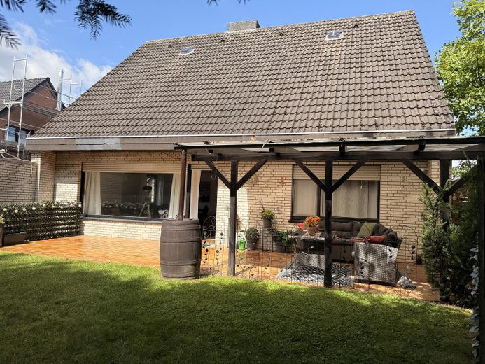 PRIVO DI PROVVIGIONE - casa unifamiliare indipendente in posizione migliore – abitare con giardino su attraente terreno d’angolo – Die Überdachung