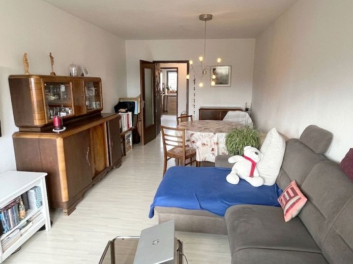 **RESERVIERT** Ansprechende 3-Zimmer-Eigentumswohnung mit Sonnenbalkon und Tiefgaragenstellplatz in Bad Homburg vor der Höhe - Ober-Eschbach – Wohnen/Essen mit Balkonzugang