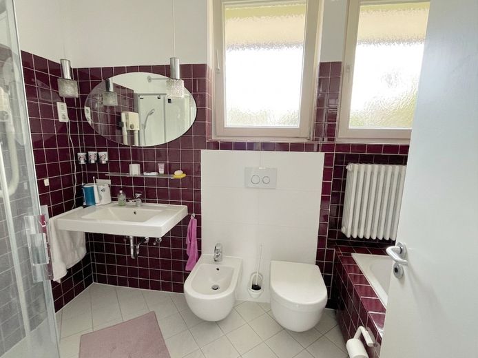 **RESERVIERT** Architektenbungalow + Einliegerwohnung + separate Büroeinheit in Feldrandlage von DA-Arheilgen – Tageslichtbad mit Dusche und Wanne