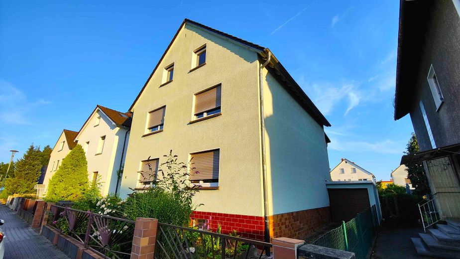 Provisionsfreies 3-FH in toller Lage von Rumpenheim – Haus vorne und kleine Garage