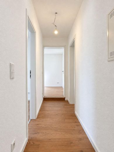 Sonnige 5-Zimmer-Wohnung mit XXL-Terrasse an der Stadtgrenze Landshut – Flur