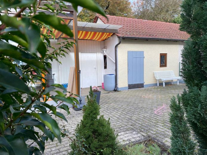 Familienfreundliche DHH mit großem Grundstück in Deizisau mit neuem iSFP – Schuppen + Garageneingang