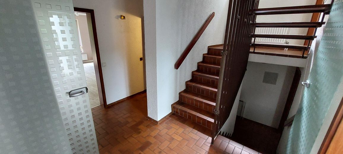 Familienfreundliches Reiheneckhaus mit großem Garten und viel Platz – ruhige Lage in Tornesch – Treppenhaus