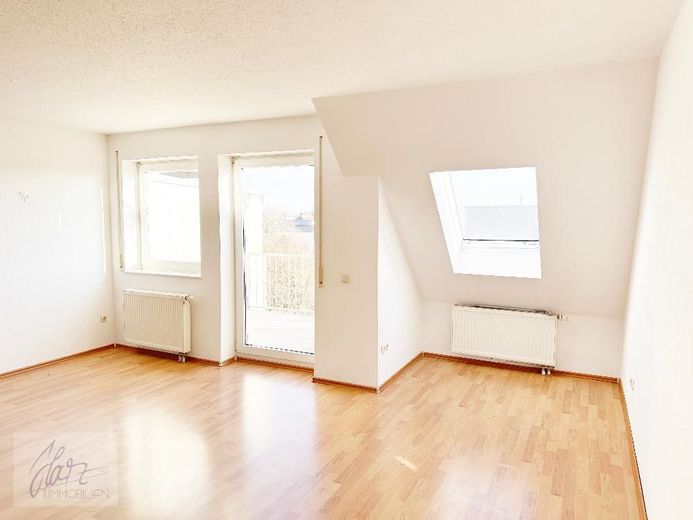 ***HELLE MAISONETTEWOHNUNG MIT BALKON*** individuellem Grundriss und Dachschrägen - Wohncharakter mit Flair in Riesa – Wohnzimmer mit Blick Richtung Balkon