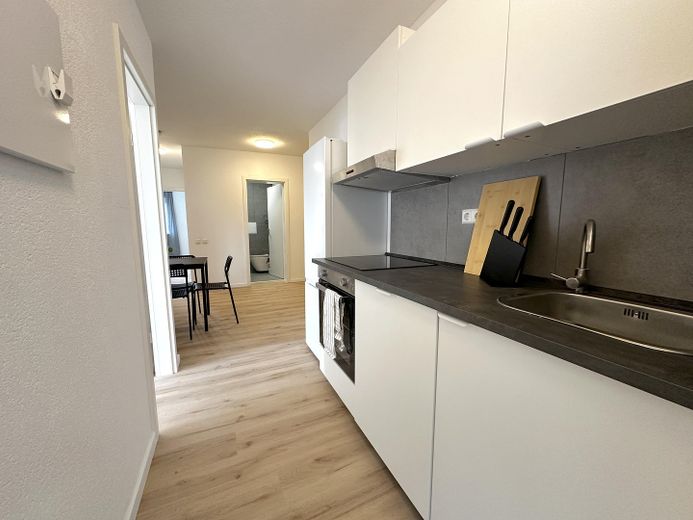 WG-Zimmer in Frankfurt-Bonames - 5er-WG mit 2 Bädern – Küche mit Blick zum Essplatz