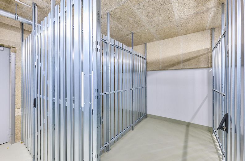 Neubau: Helle und ruhige Zwei-Zimmer-Wohnung mit luxuriöser Innenausstattung mit Balkon und EBK – Keller 