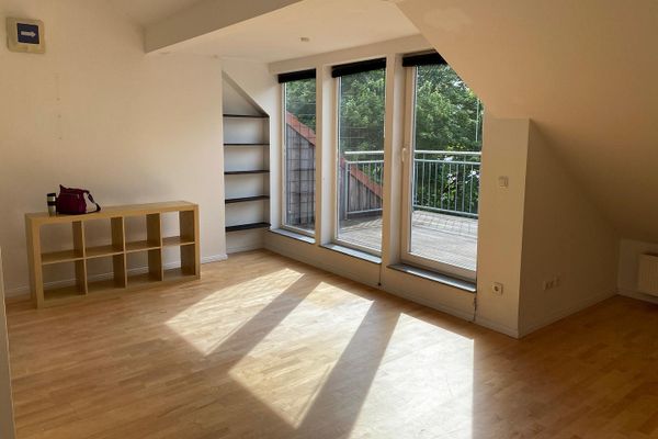 Luminoso appartamento mansardato a Barmbek-Nord con posto auto privato