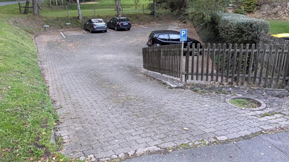 Investimento interessante: 5 unità abitative con potenziale di sviluppo vicino al lago Edersee – Meierweg 11 & 13 Parkplatz