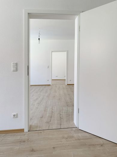 Sanierte 3-Zi Altbauwohnung in Straubing - Kernstadt (7012) – Blick Schlafen, Wohnen/Küche