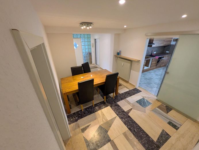 Sofort bezugsfrei: 102m²-Wohnung (3,5 Zimmer) mit Garten, 4 Stellplätze (Doppelgarage inkl. Grube) – Flur