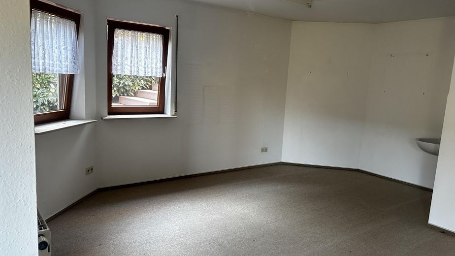 Casa con molta luce, spazio e vista. Adatta anche come casa intergenerazionale o con studio professionale. – Studio EG, mit Waschbecken