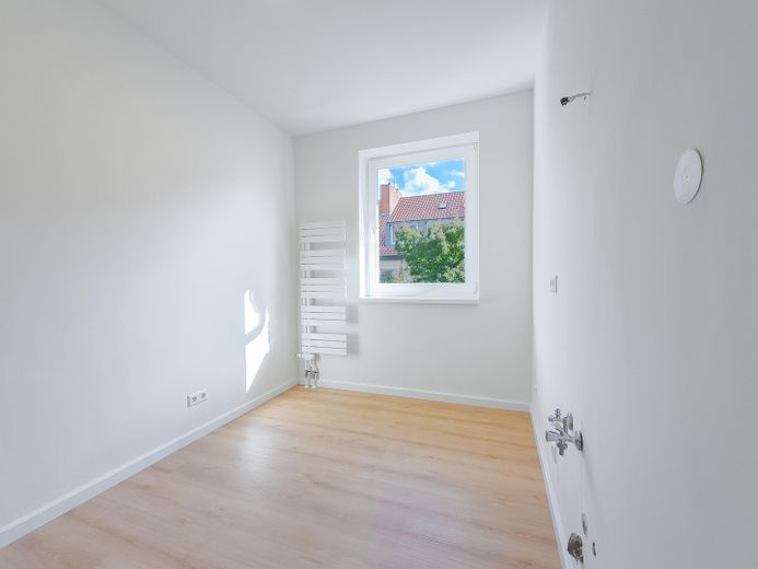 Blick auf die Andreaskirche – sanierte 3-Zimmer-Wohnung, Hildesheim Altstadt – separate Küche mit Glastür