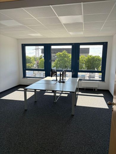 Repräsentatives Chefbüro 60 m² + Büro 38 m² – ab 750 € all-in, FFM – Büro 1