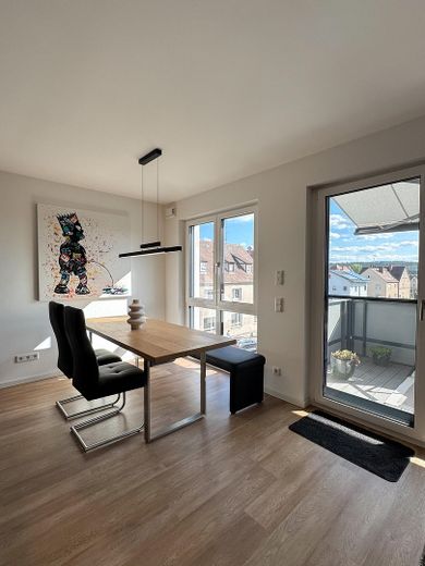 Exklusive 3-Zimmer-Wohnung in Fürth-Burgfarrnbach – hochwertige Küche, Balkon, Aufzug & TG – Wohn- und Essbereich 5