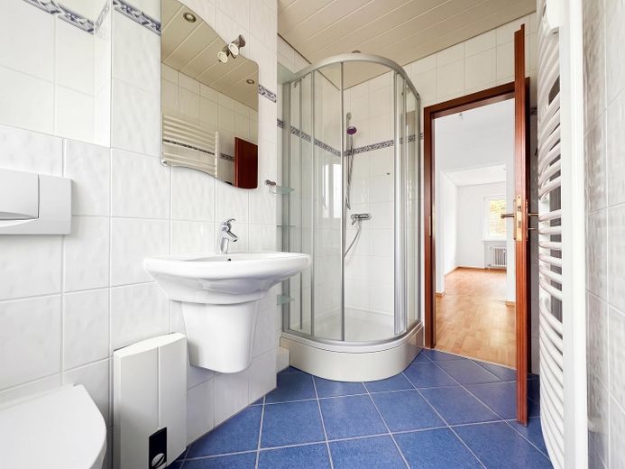 EG-Wohnung - Traumhafte Lage am Stadtpark mit Südbalkon – Duschbad mit Fenster