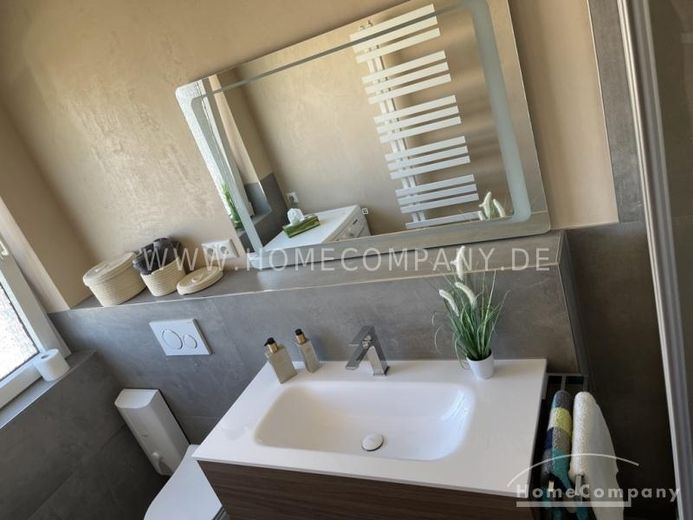 Sehr schöne 3 Zi.-Whg., möbliert. Mit Balkon. – 4445c080a50d809a0e1a7c7cdde2bd05830dbfe2.jpg