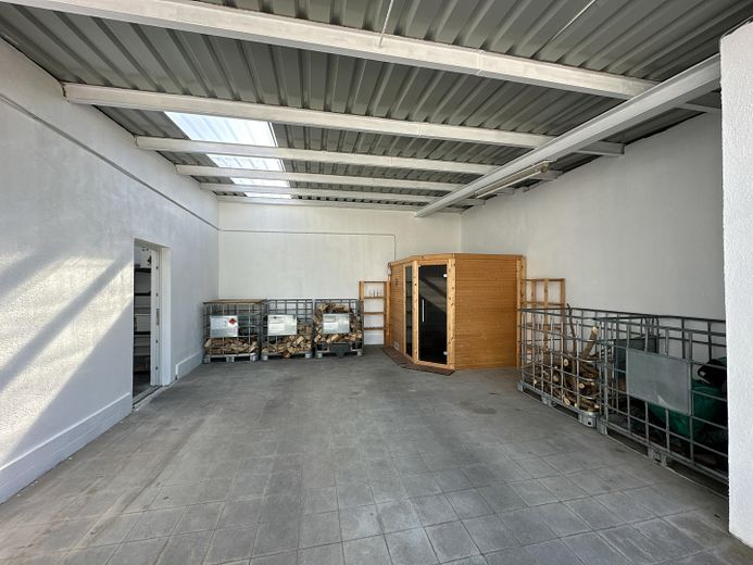 Carport und Holzlager