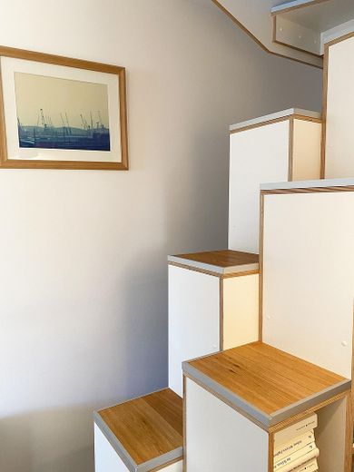 Haus im Haus - Helle moderne Maisonettewohnung in Top-Lage mit TG-Stellplatz – Treppe zum DG