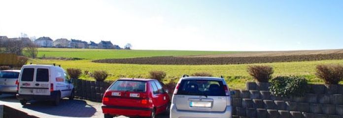 Niederfrohna • 2-Raum • Balkon • Einbauküche • Blick ins Grüne • Laminat • Abstellraum • zur Miete!