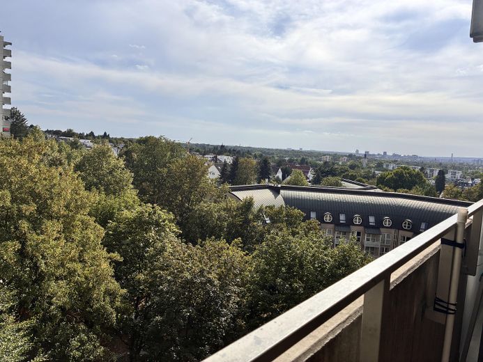 1-Zimmer Appartement in Frankfurt Sachsenhausen | Balkon | Möbliert | Leerstehend – Blick vom Balkon Richtung SW