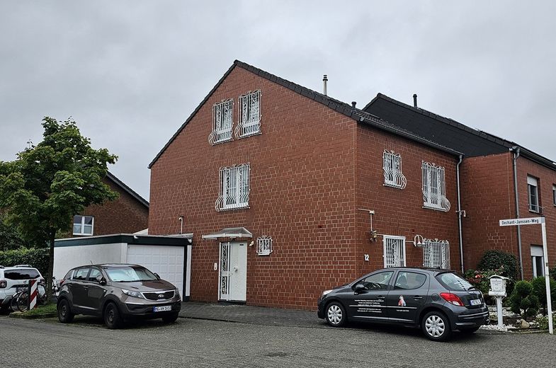 Hochwertig ausgestattetes Doppelhaushälfte-Eckhaus mit Garage, Garten und Wintergarten  in 41065 Mönchengladbach – Deutschland – NRW – Foto 1