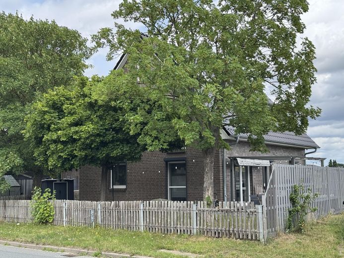 Modernes Einfamilienhaus mit hochwertiger Ausstattung und Smart-Home-System in Groß Wesenberg – Rückseite 
