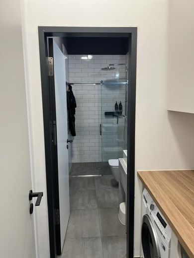Viel Platz für den Alltag in dieser modernisierten 4-Zimmer-Loftwohnung in Lichtenberg – HRW / Gästebad