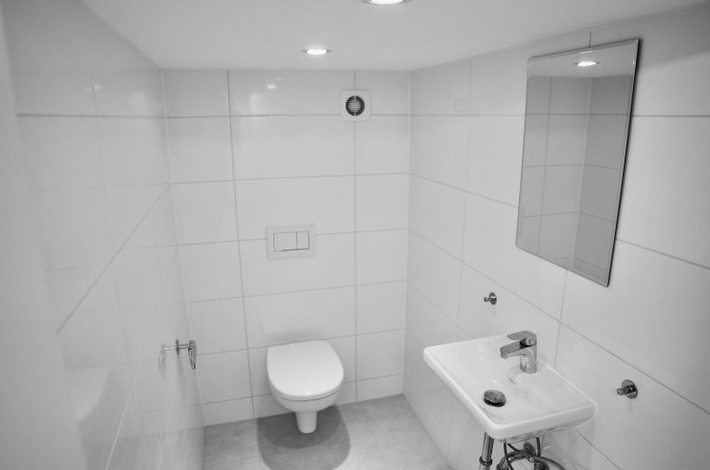 Traumhafte Doppelhaushälfte | Garten | Wallbox | klimatisiertes Dachstudio | 133 m2 | Köhlerberg – WC im Keller