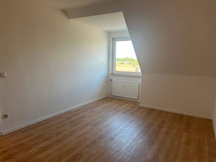 Renovierte 3-Zimmer-Dachgeschosswohnung mit BALKON und EBK – Ansicht I: Schlafzimmer