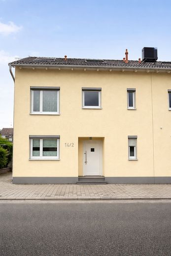 Attraktive Doppelhaushälfte mit viel Platz für groß und klein, jung und alt.. – Frontansicht | Straße