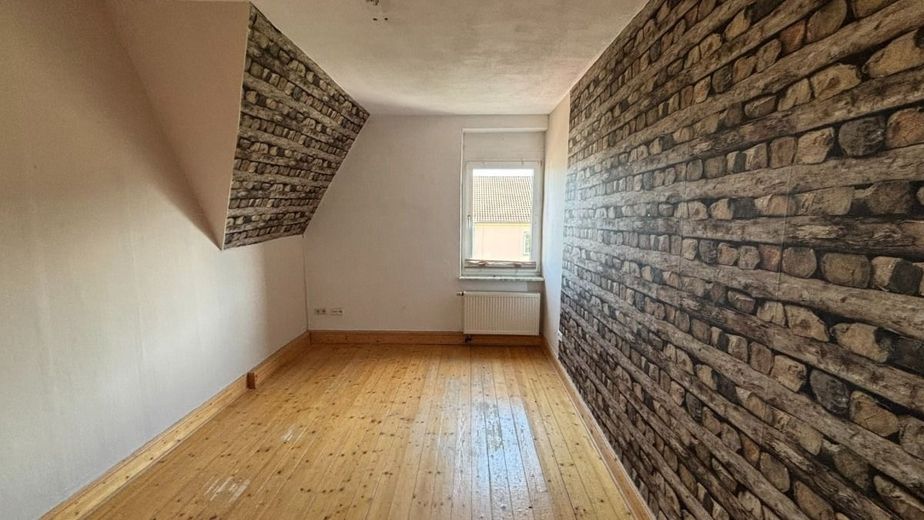 6-Zimmer-Dachgeschosswohnung mit EBK und Gartenabteil, nähe Bahnhof – Schlafzimmer - www.immobilien-heise.de