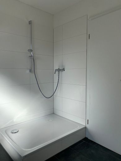 vivir en el centro de Weilheim, piso de 5 habitaciones a estrenar – Badezimmer