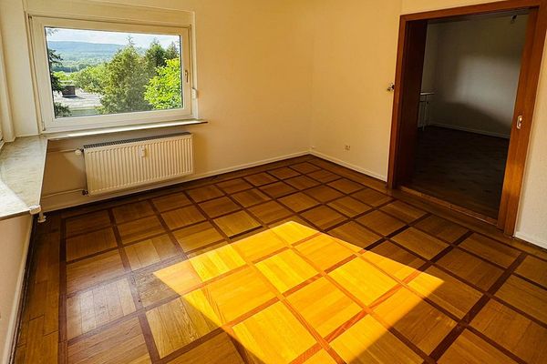 4-Zimmer-Wohnung mit traumhaften Taunusblick und eigenem Garten