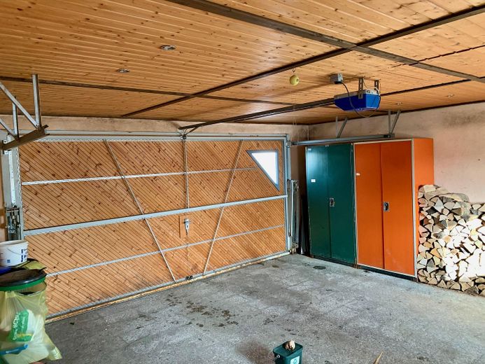 Doppelgarage mit autom. Tor