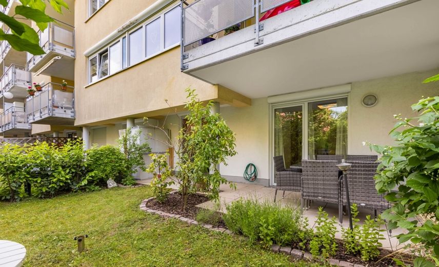 Ruhige möblierte 2-Zimmer-Gartenwohnung mit Terrasse in Frankfurt Nordend-West – Privater Garten + Haus